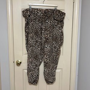 Torrid Cropped Leg Leopard Print paperbag waist loose Pant, sz 26